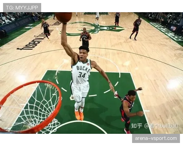 扬尼斯训练完直接啃鸡胸肉，这自律谁顶得住啊